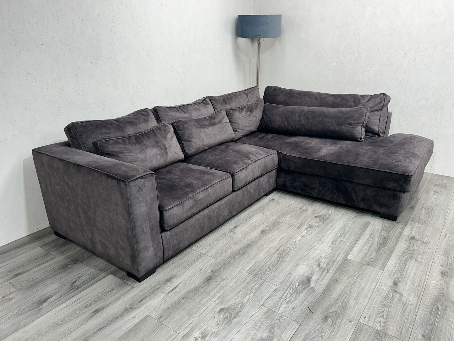 Velvet Antraciet Hoekbank ~ Losse Kussens Met Afneembare Hoezen ~ Nieuwstaat - Banken Bazaar