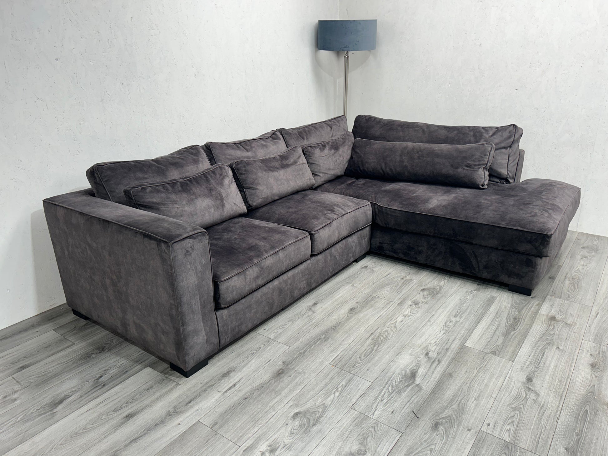 Velvet Antraciet Hoekbank ~ Losse Kussens Met Afneembare Hoezen ~ Nieuwstaat - Banken Bazaar