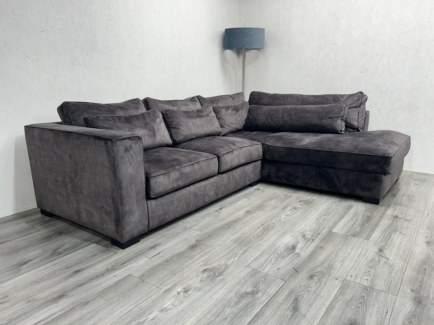 Velvet Antraciet Hoekbank ~ Losse Kussens Met Afneembare Hoezen ~ Nieuwstaat - Banken Bazaar