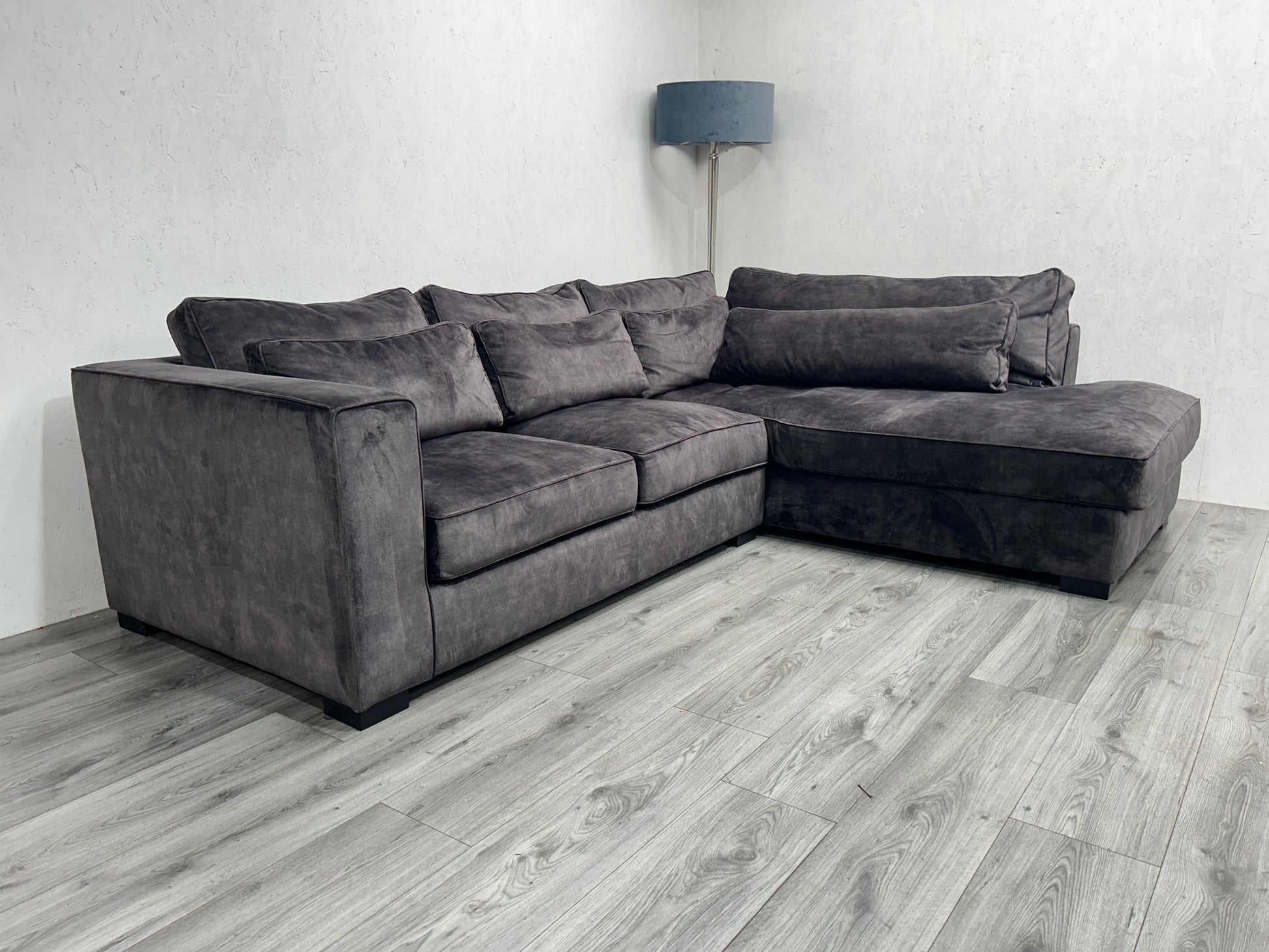 Velvet Antraciet Hoekbank ~ Losse Kussens Met Afneembare Hoezen ~ Nieuwstaat - Banken Bazaar