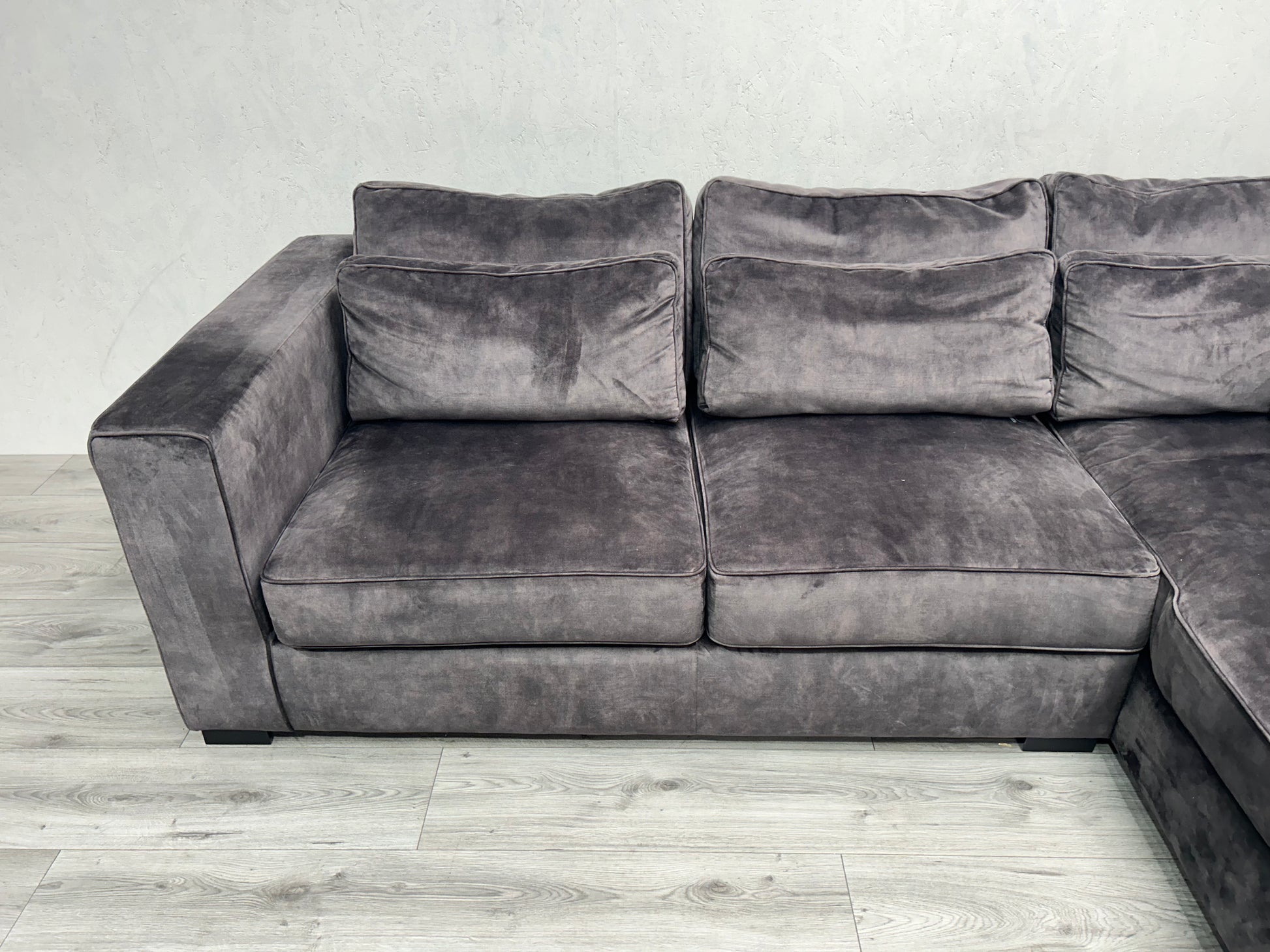 Velvet Antraciet Hoekbank ~ Losse Kussens Met Afneembare Hoezen ~ Nieuwstaat - Banken Bazaar
