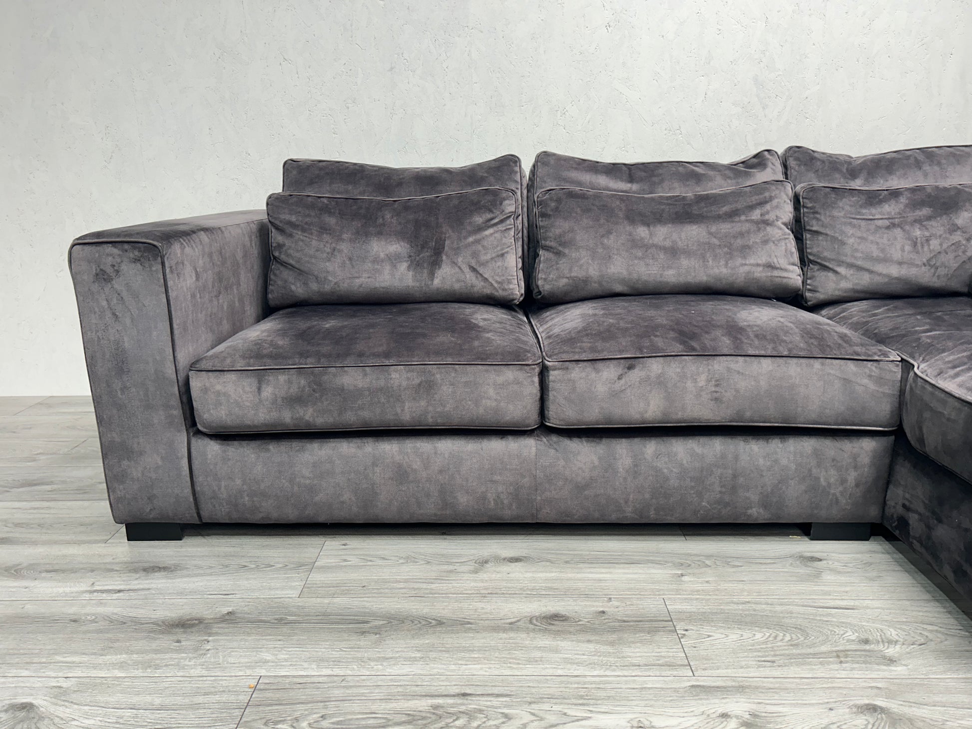 Velvet Antraciet Hoekbank ~ Losse Kussens Met Afneembare Hoezen ~ Nieuwstaat - Banken Bazaar
