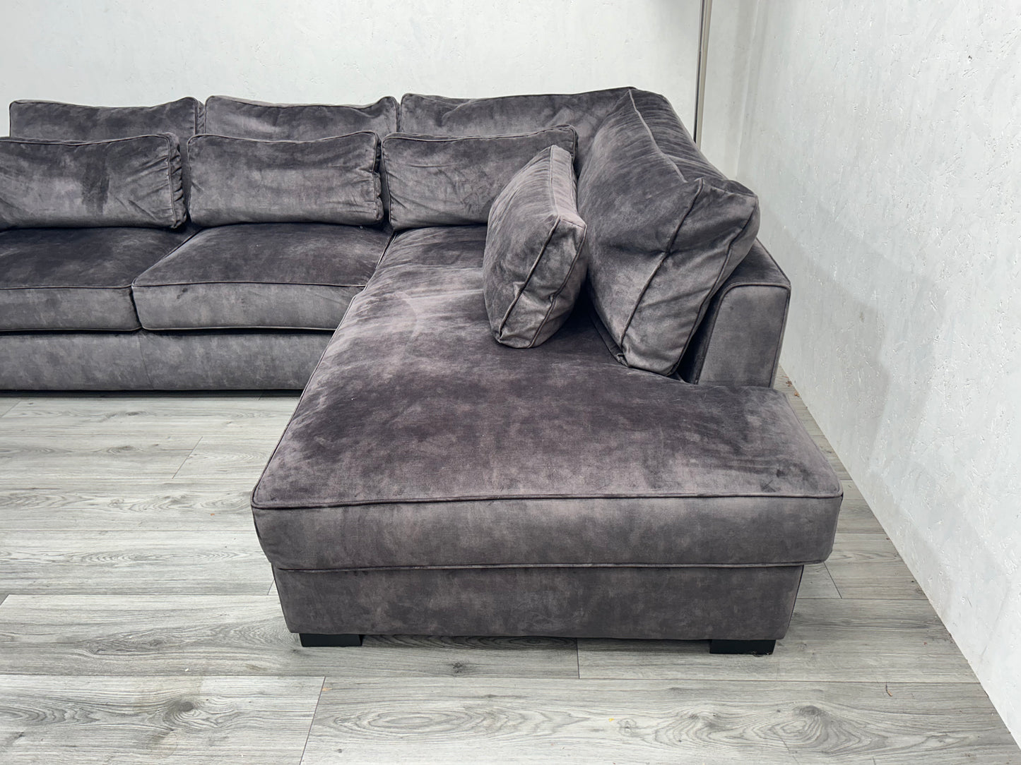 Velvet Antraciet Hoekbank ~ Losse Kussens Met Afneembare Hoezen ~ Nieuwstaat - Banken Bazaar