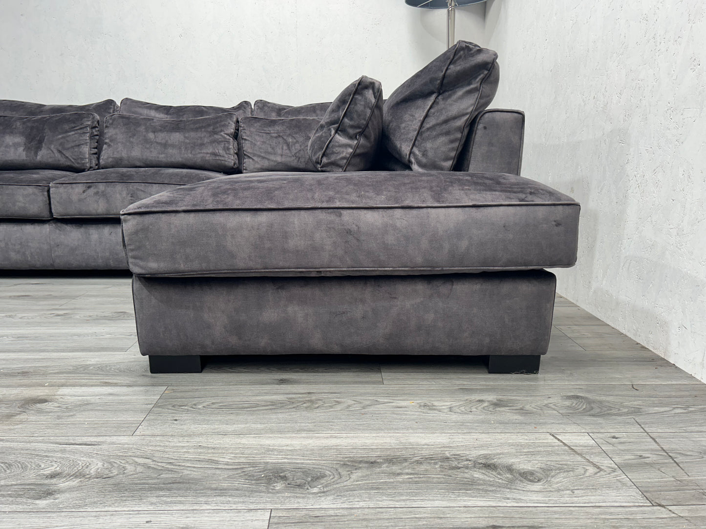 Velvet Antraciet Hoekbank ~ Losse Kussens Met Afneembare Hoezen ~ Nieuwstaat - Banken Bazaar