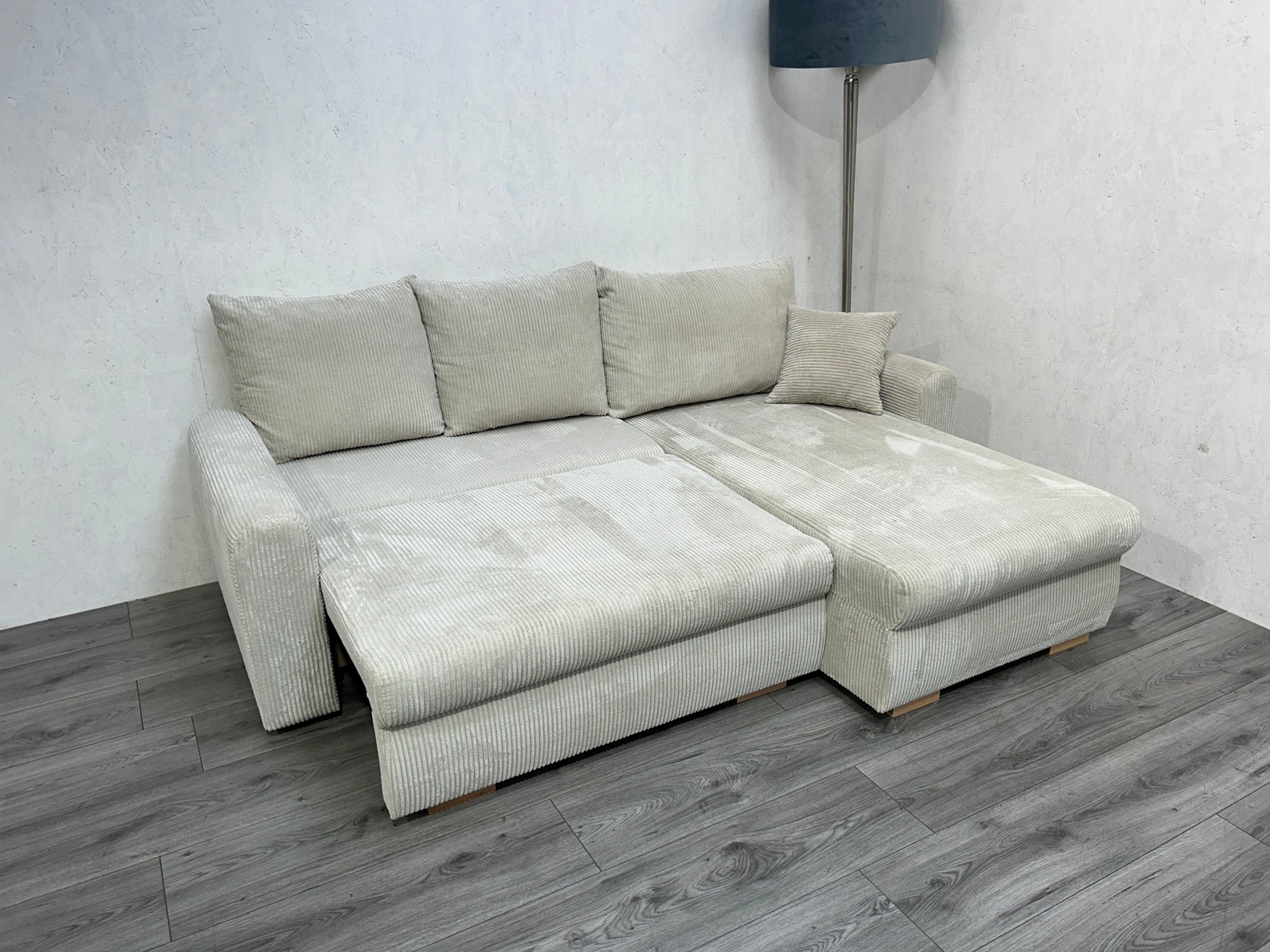 Beige Ribstof Hoekbank Met Slaapfunctie ~ Nieuwstaat - Banken Bazaar