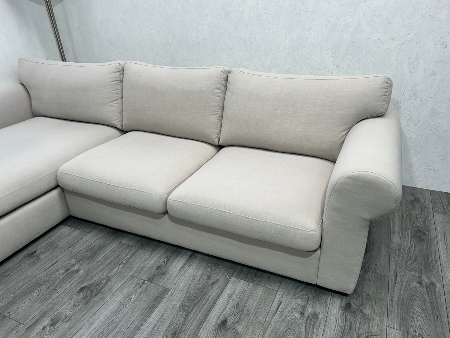 Beige Hoekbank ~ Losse Kussens Met Afneembare Hoezen ~ Nieuwstaat