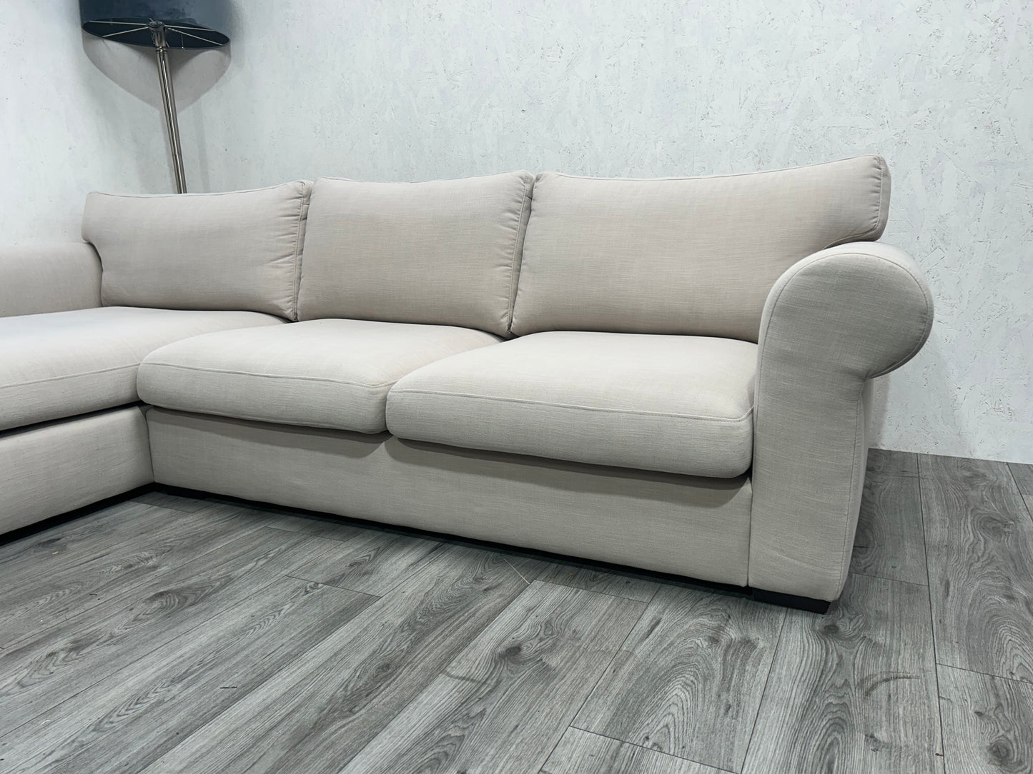 Beige Hoekbank ~ Losse Kussens Met Afneembare Hoezen ~ Nieuwstaat