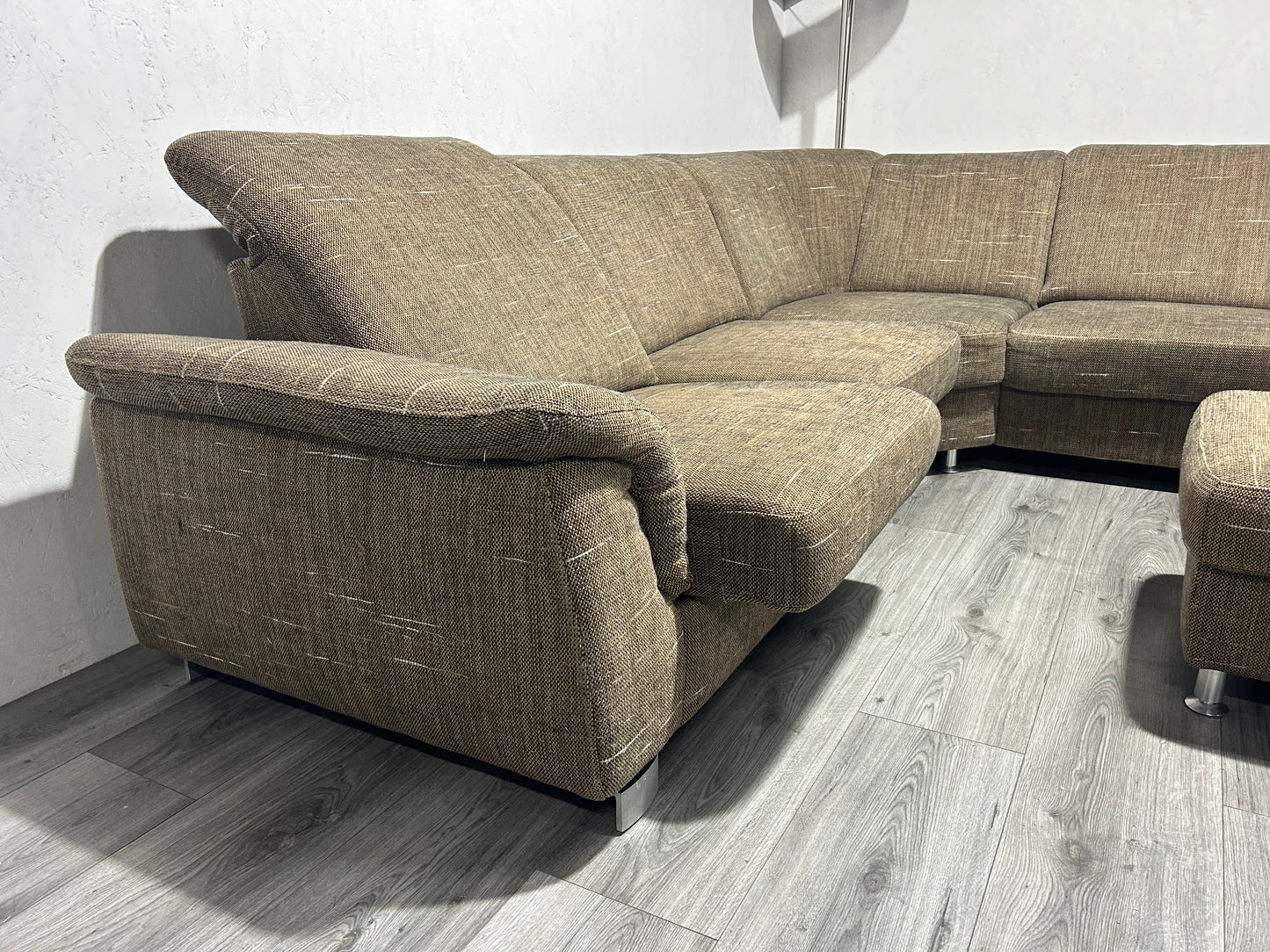 Bruine Hoekbank Met Hocker ~ Uitschuifbare Zittingen ~ Nieuwstaat