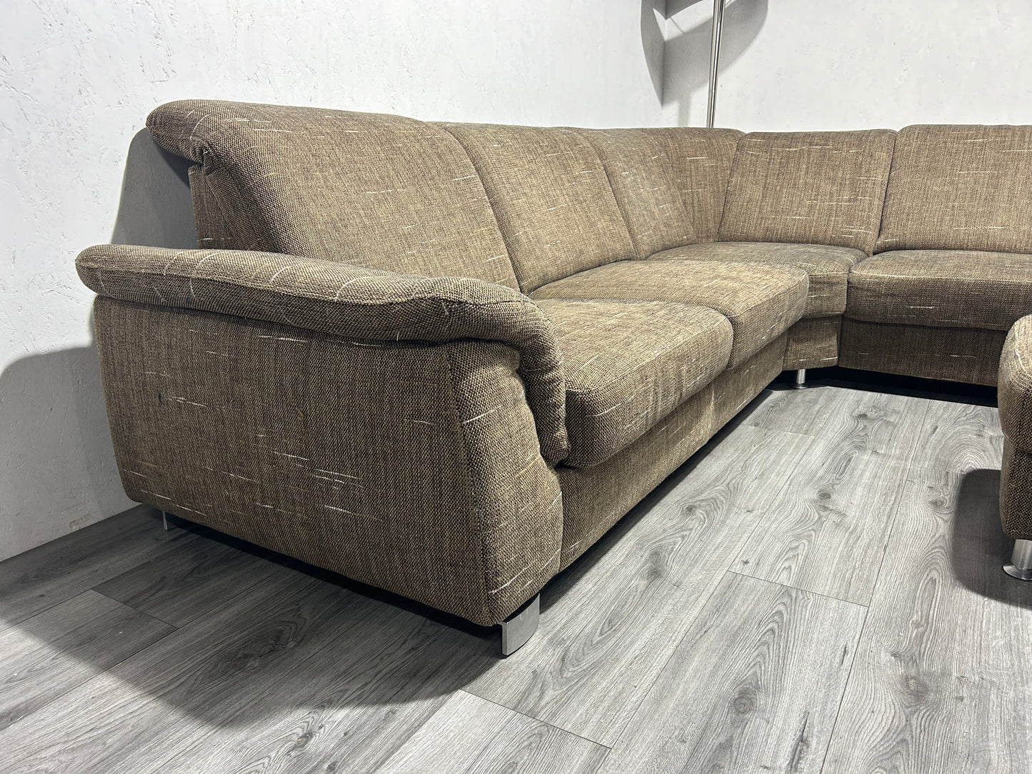 Bruine Hoekbank Met Hocker ~ Uitschuifbare Zittingen ~ Nieuwstaat