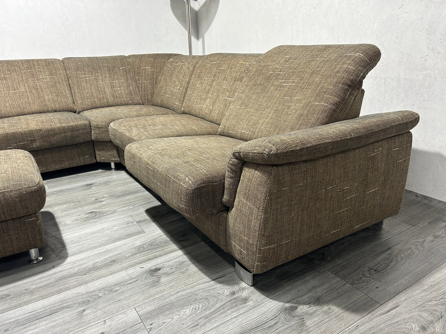 Bruine Hoekbank Met Hocker ~ Uitschuifbare Zittingen ~ Nieuwstaat