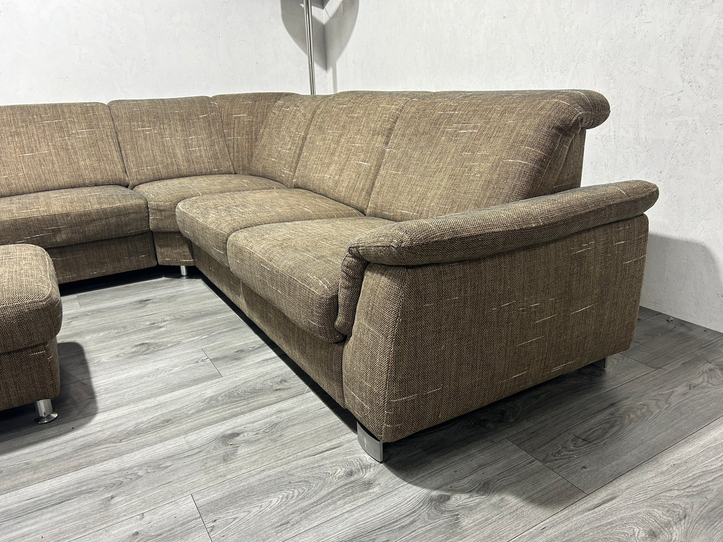 Bruine Hoekbank Met Hocker ~ Uitschuifbare Zittingen ~ Nieuwstaat