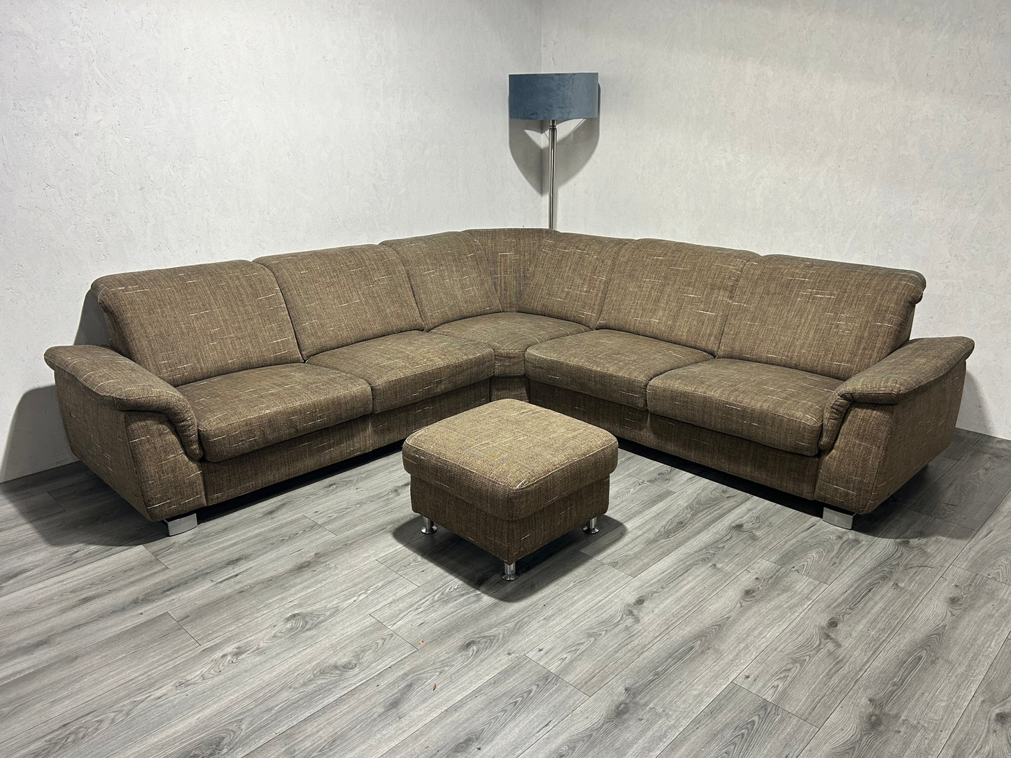 Bruine Hoekbank Met Hocker ~ Uitschuifbare Zittingen ~ Nieuwstaat