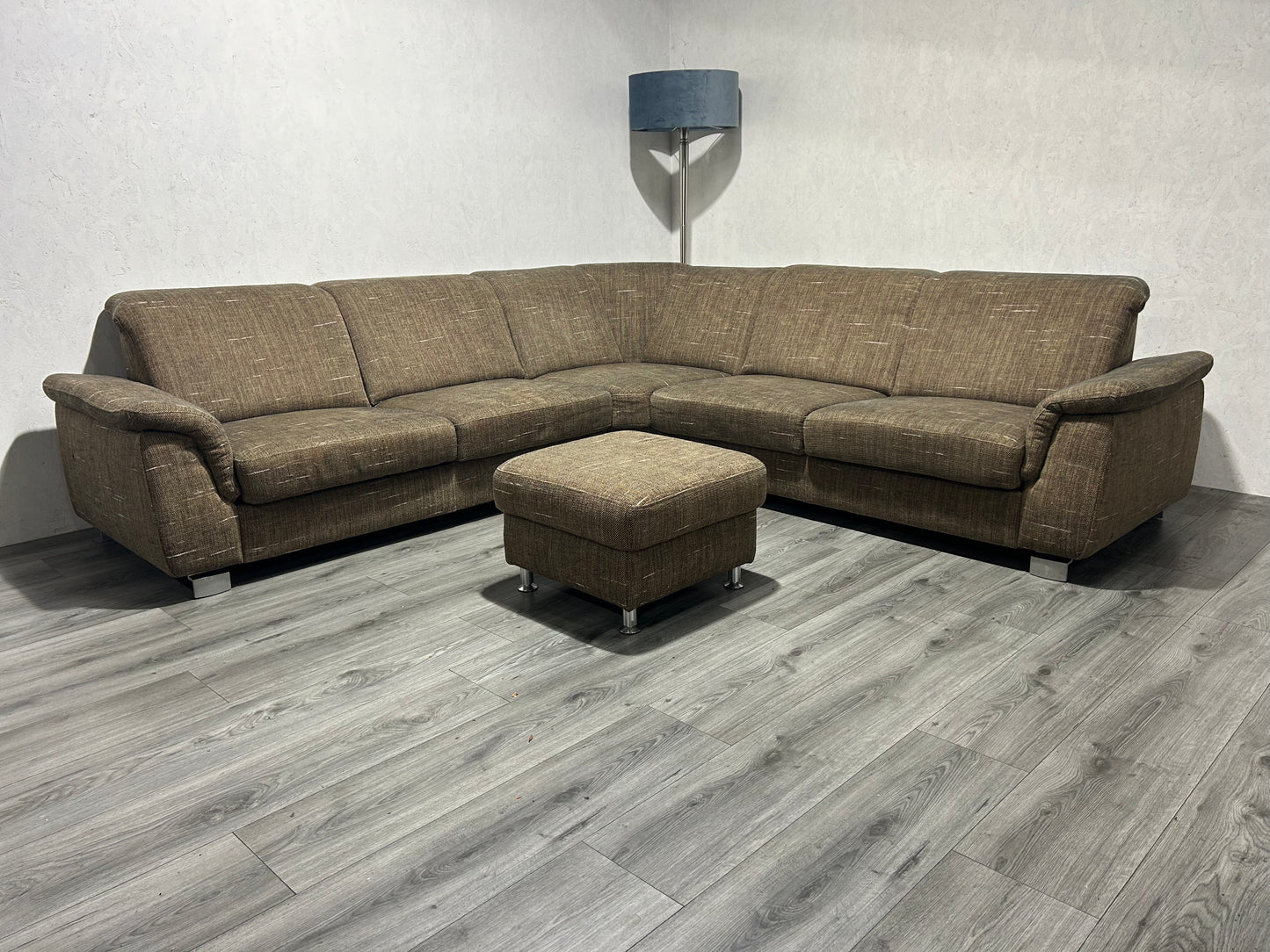 Bruine Hoekbank Met Hocker ~ Uitschuifbare Zittingen ~ Nieuwstaat