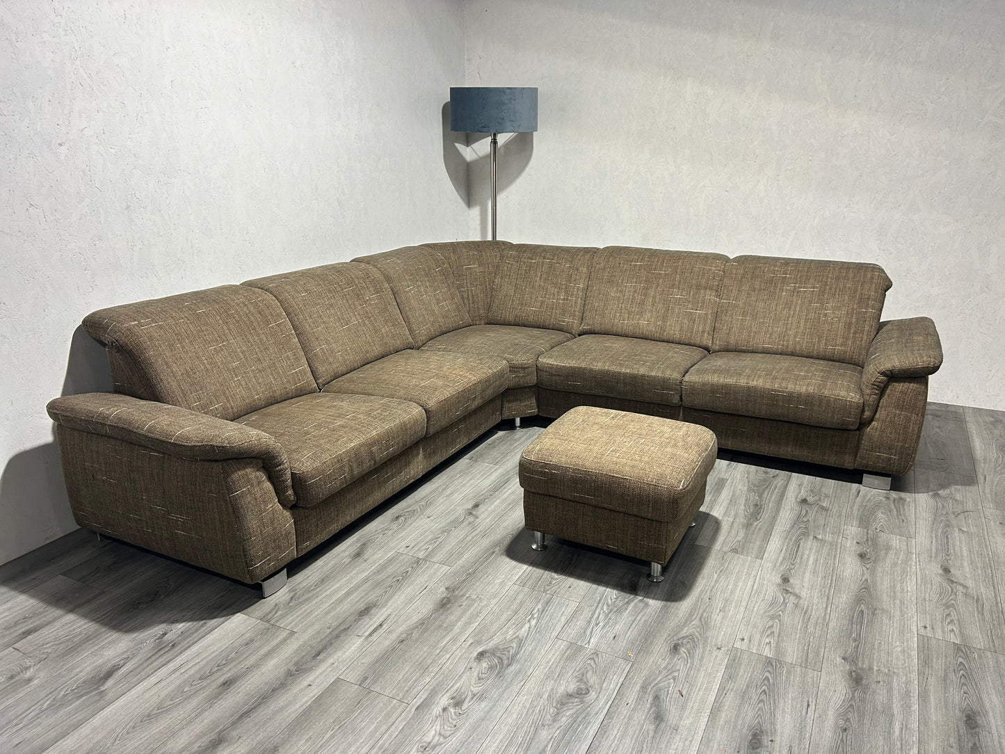 Bruine Hoekbank Met Hocker ~ Uitschuifbare Zittingen ~ Nieuwstaat