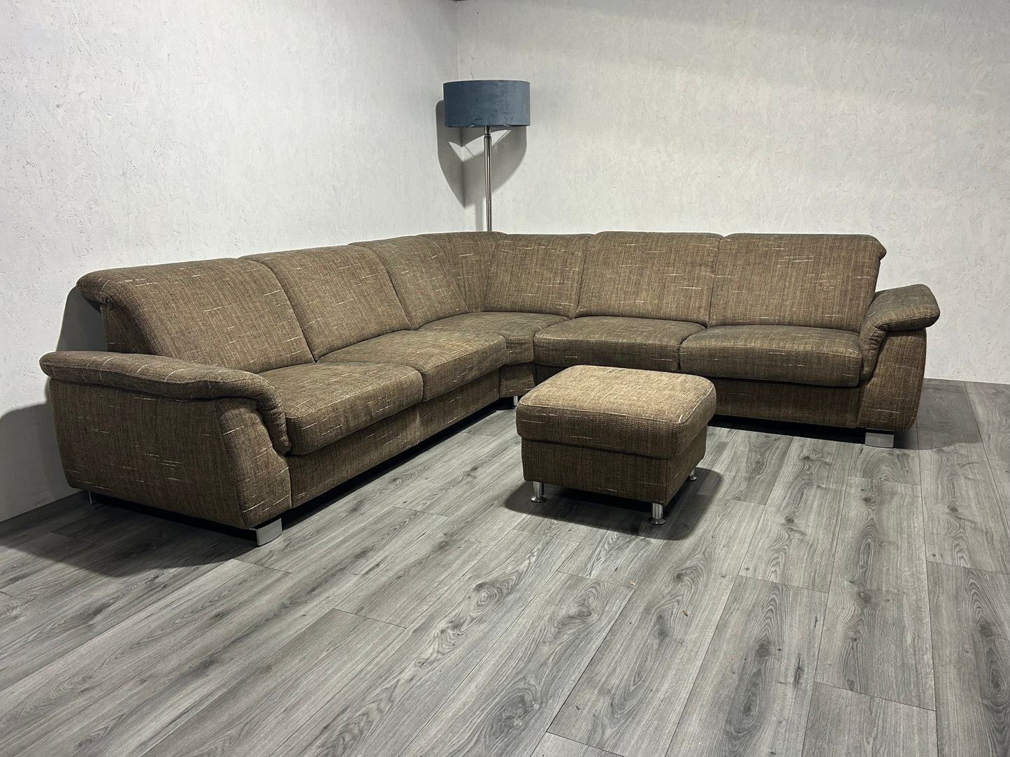 Bruine Hoekbank Met Hocker ~ Uitschuifbare Zittingen ~ Nieuwstaat