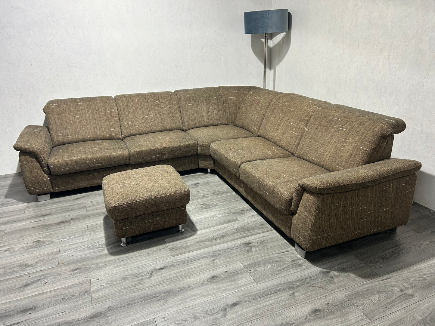 Bruine Hoekbank Met Hocker ~ Uitschuifbare Zittingen ~ Nieuwstaat