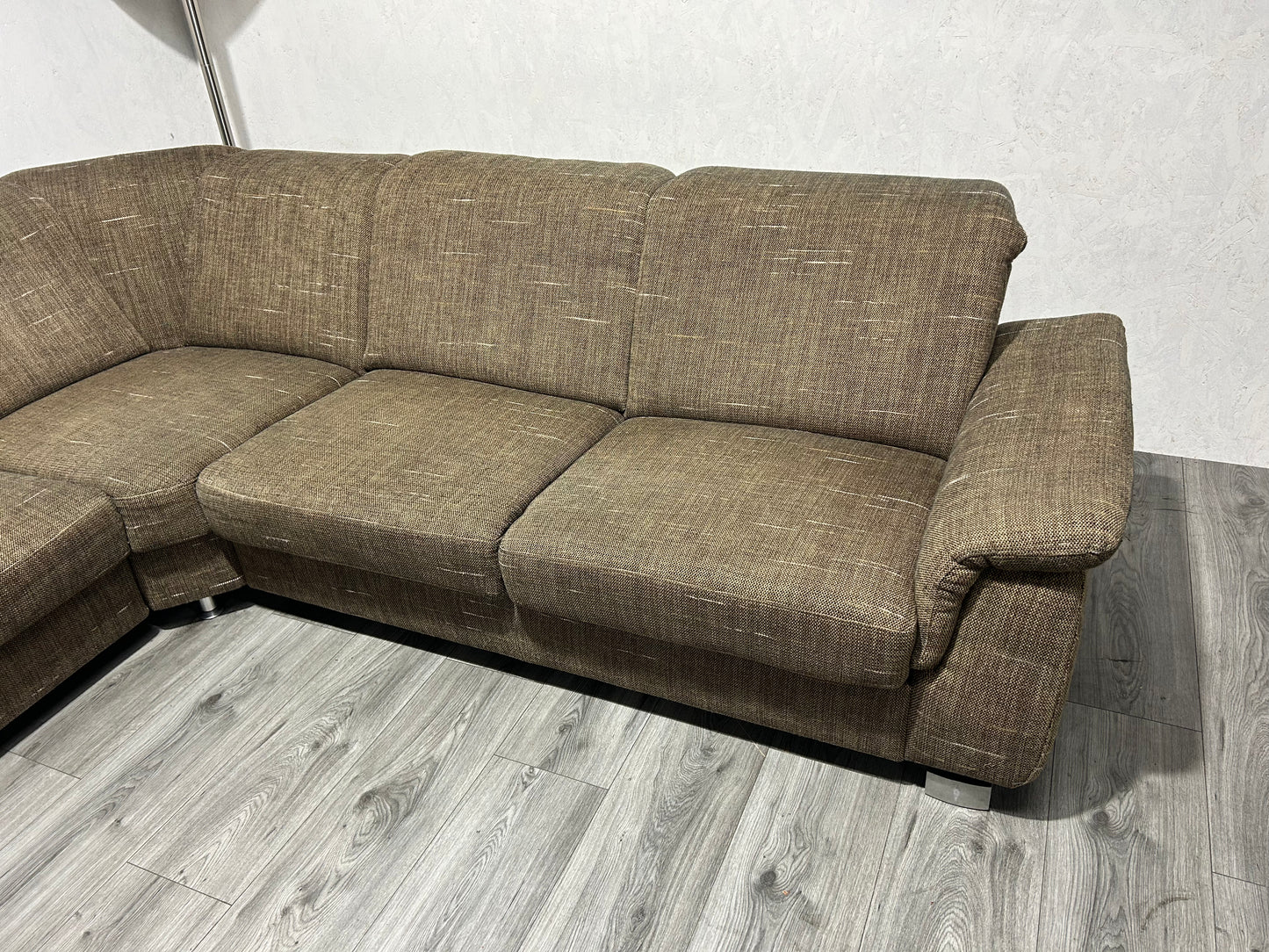 Bruine Hoekbank Met Hocker ~ Uitschuifbare Zittingen ~ Nieuwstaat
