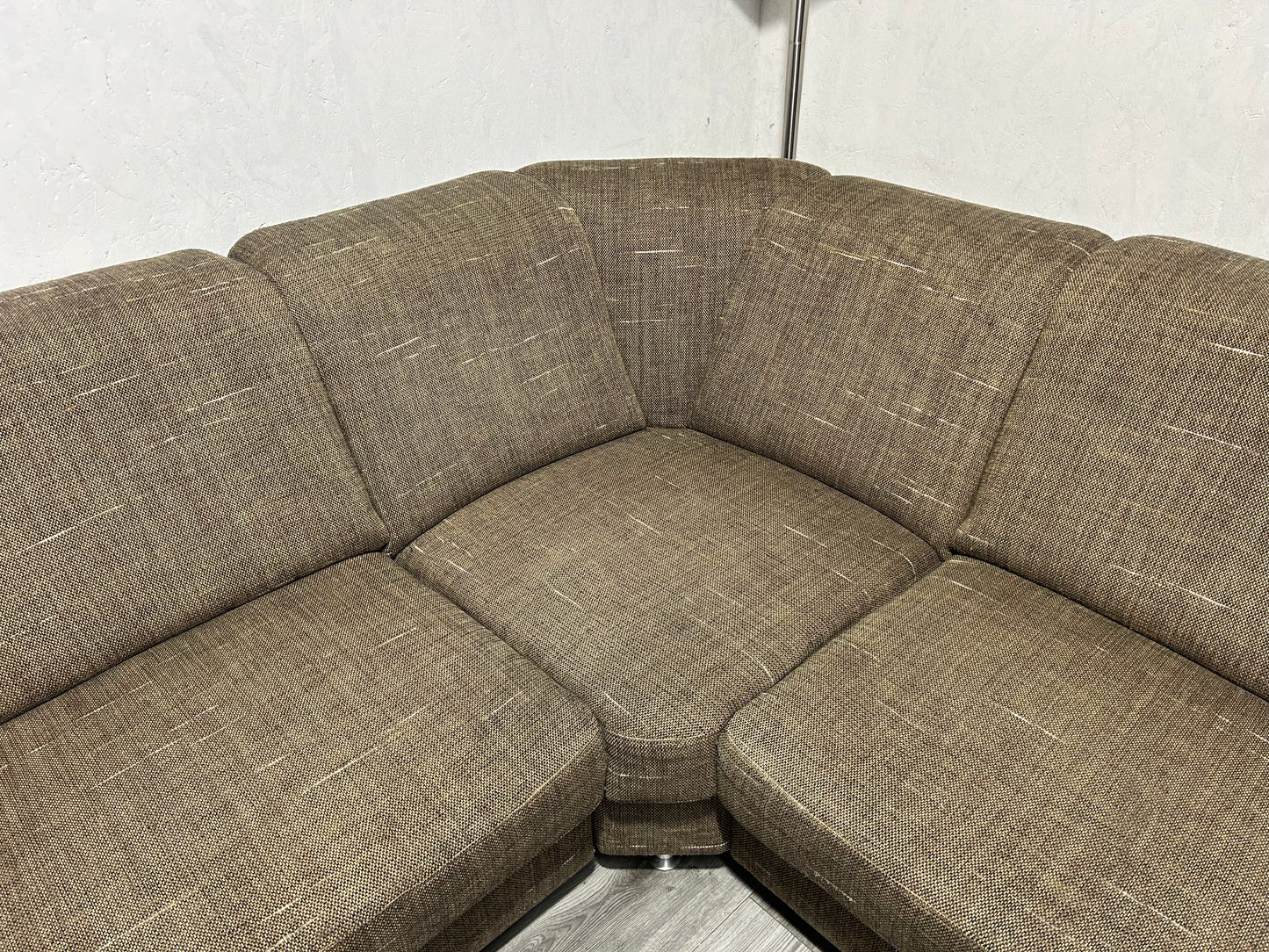 Bruine Hoekbank Met Hocker ~ Uitschuifbare Zittingen ~ Nieuwstaat