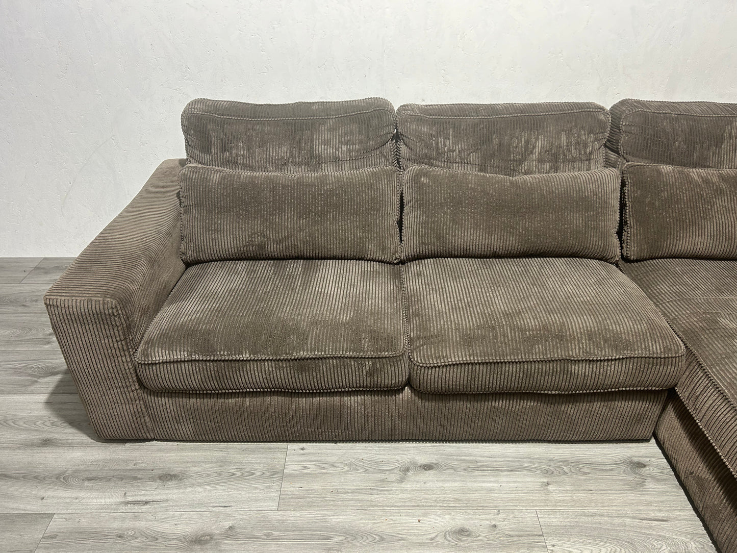 Taupe Ribstof Hoebank ~ Losse Kussens Met Afneembare Hoezen