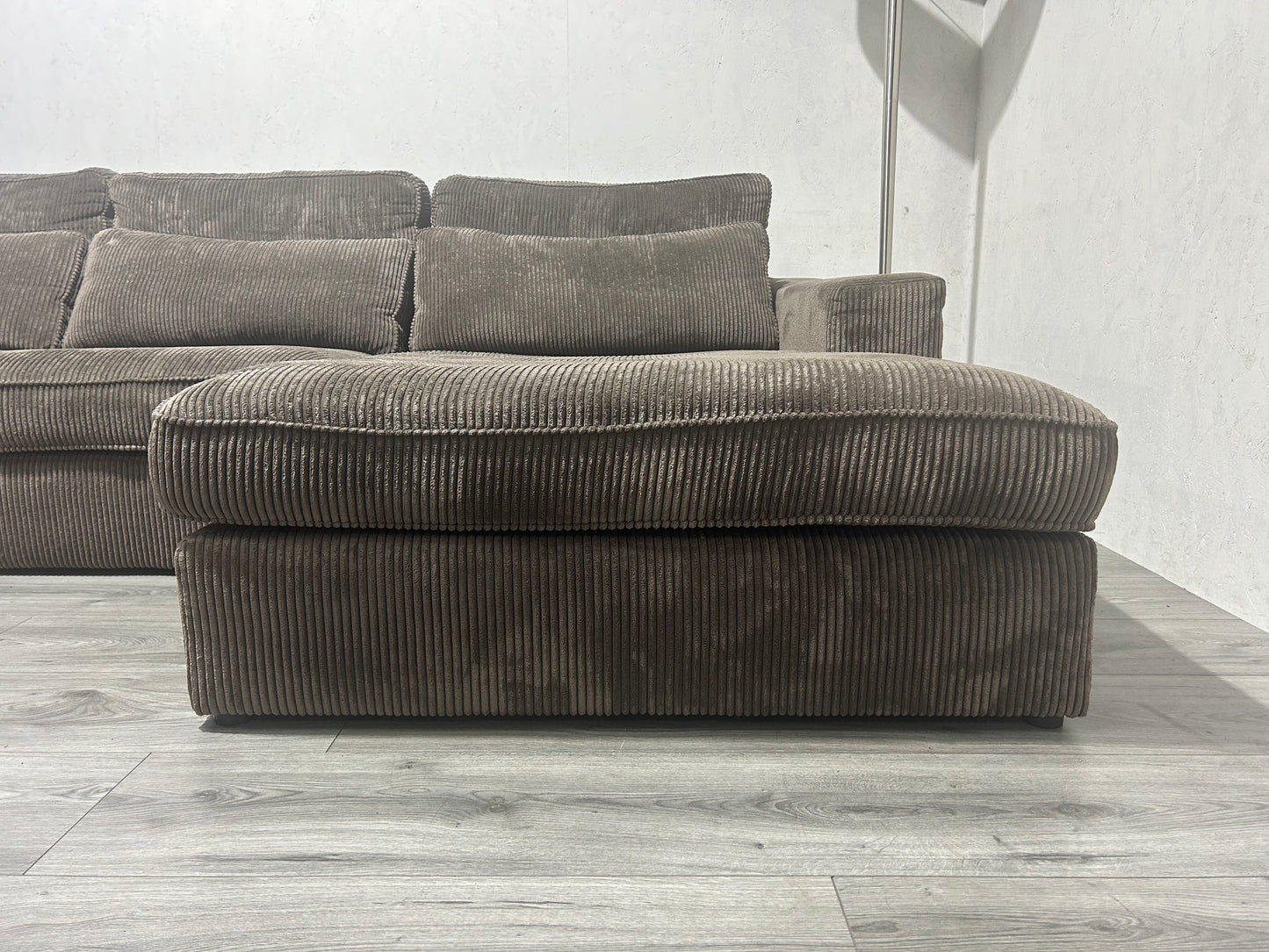 Taupe Ribstof Hoebank ~ Losse Kussens Met Afneembare Hoezen