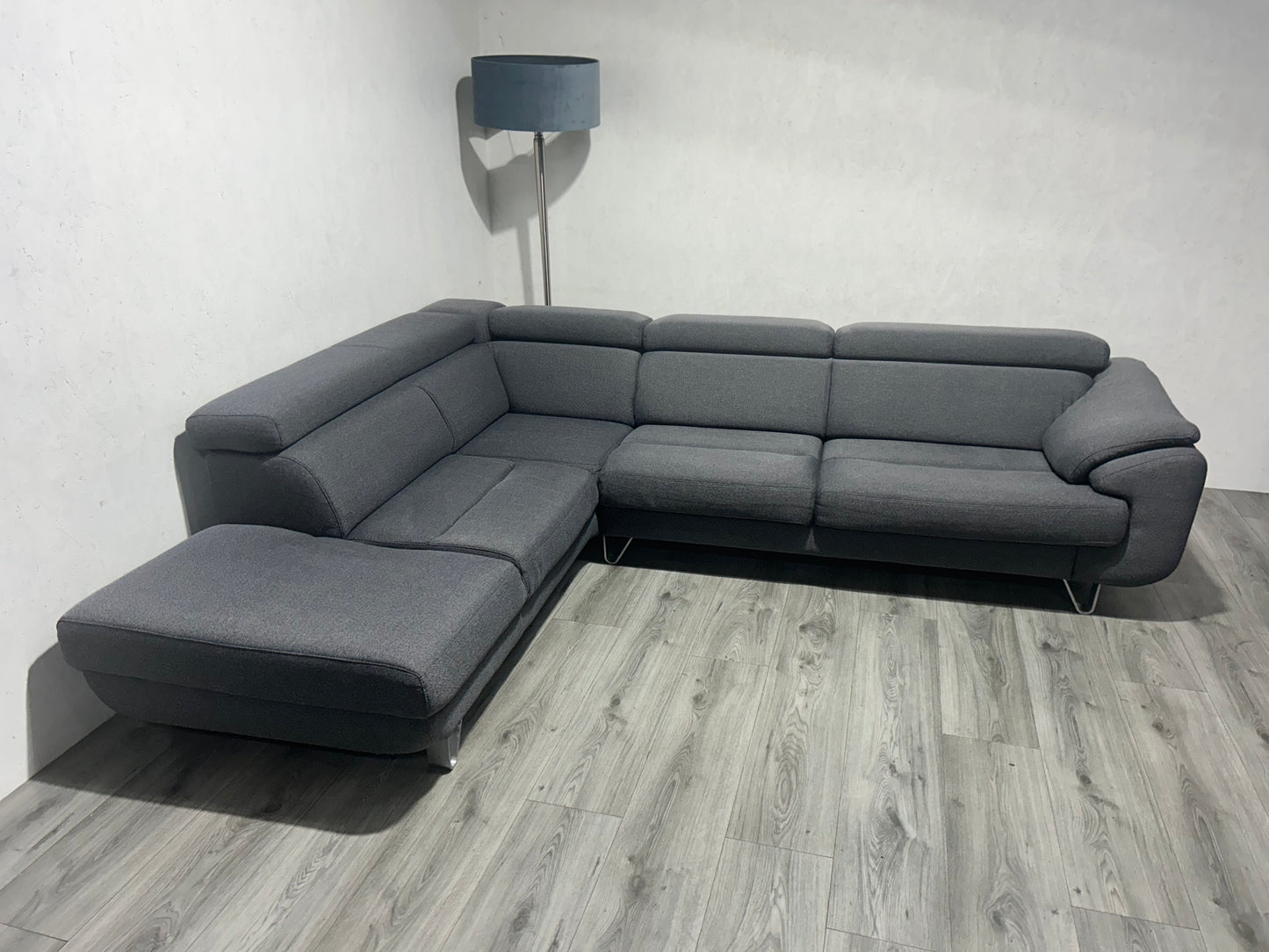 !Showroom Model! H&H Grijze Hoekbank ~ Verstelbare Hoofdsteunen ~ Uitschuifbare Zittingen