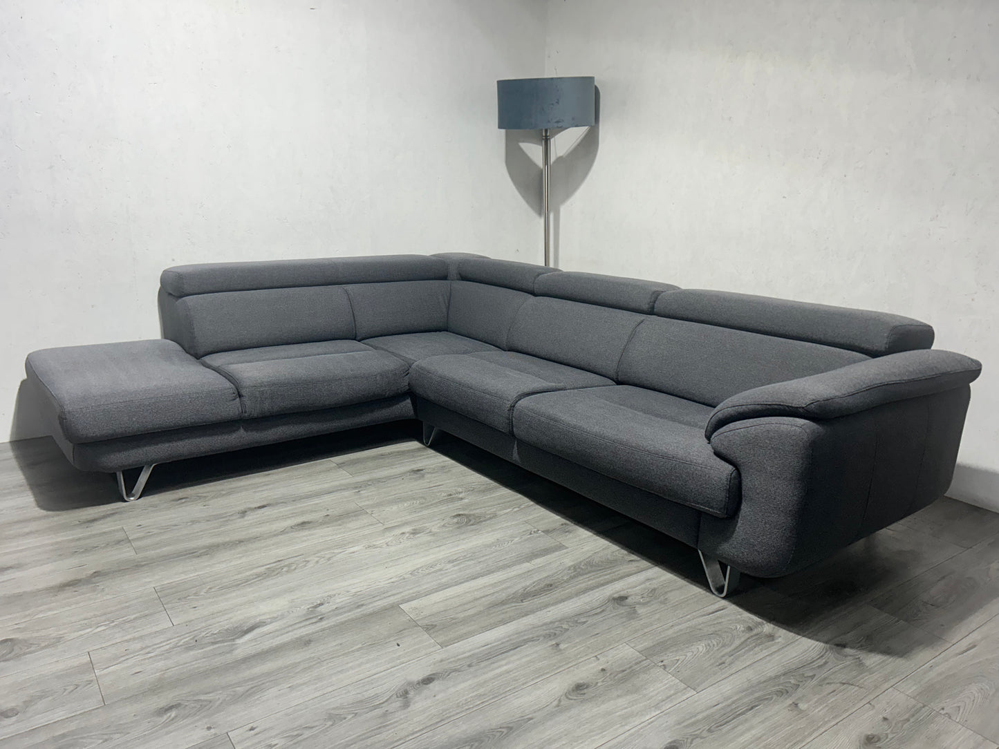 !Showroom Model! H&H Grijze Hoekbank ~ Verstelbare Hoofdsteunen ~ Uitschuifbare Zittingen