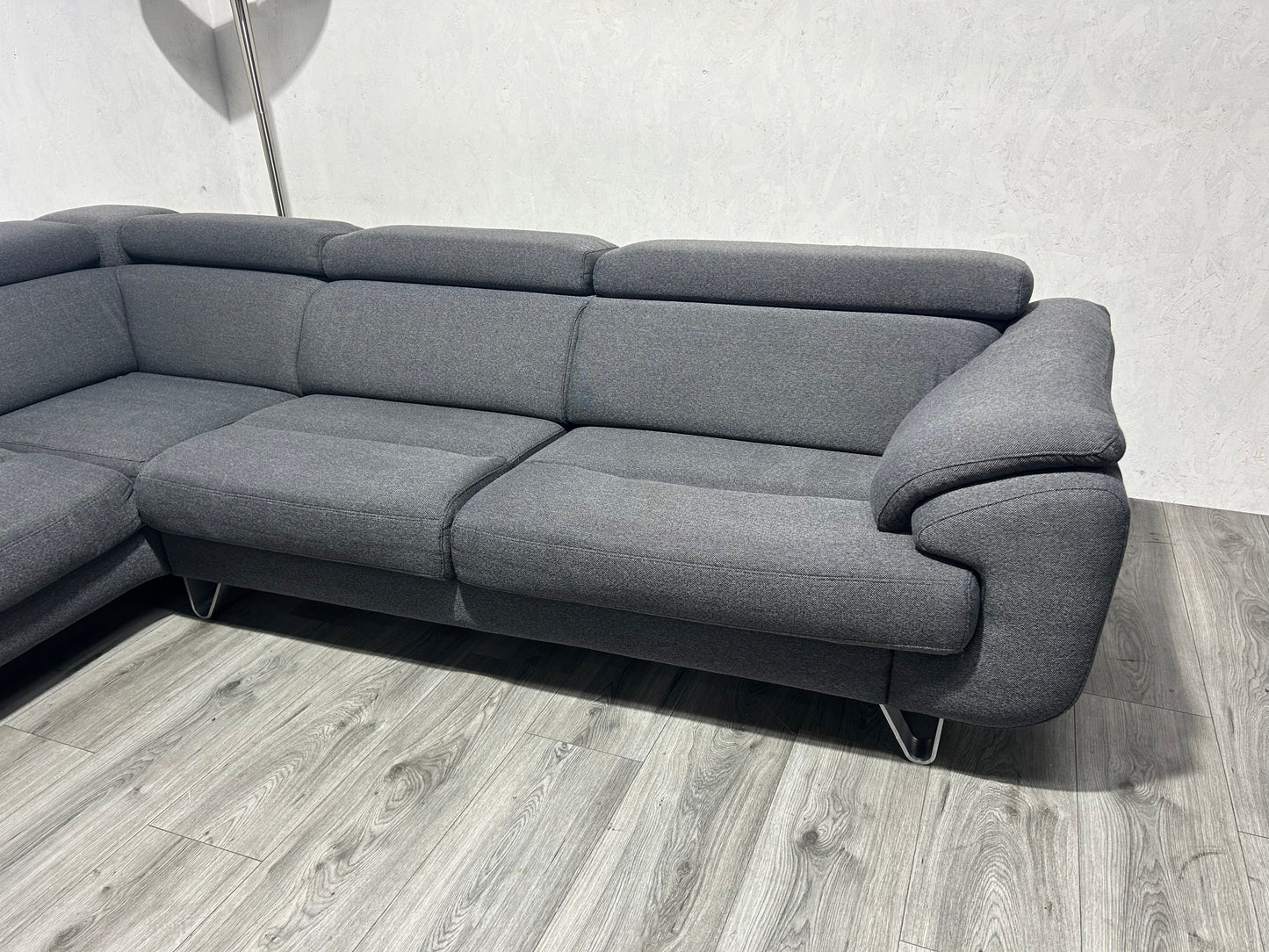 !Showroom Model! H&H Grijze Hoekbank ~ Verstelbare Hoofdsteunen ~ Uitschuifbare Zittingen