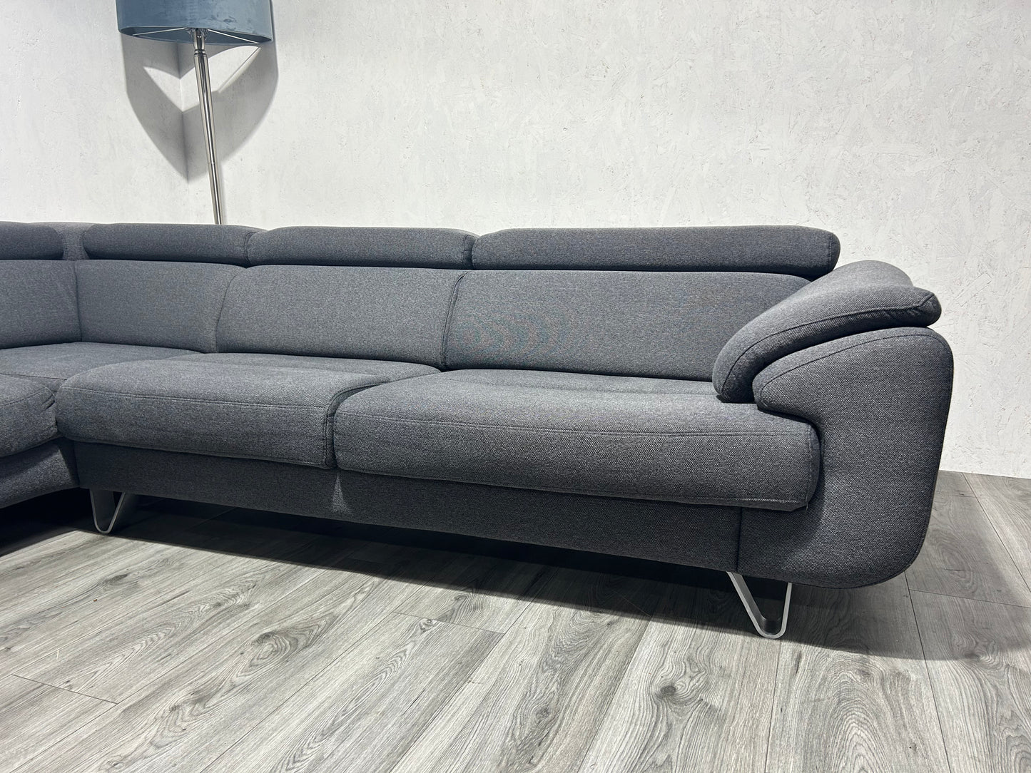 !Showroom Model! H&H Grijze Hoekbank ~ Verstelbare Hoofdsteunen ~ Uitschuifbare Zittingen