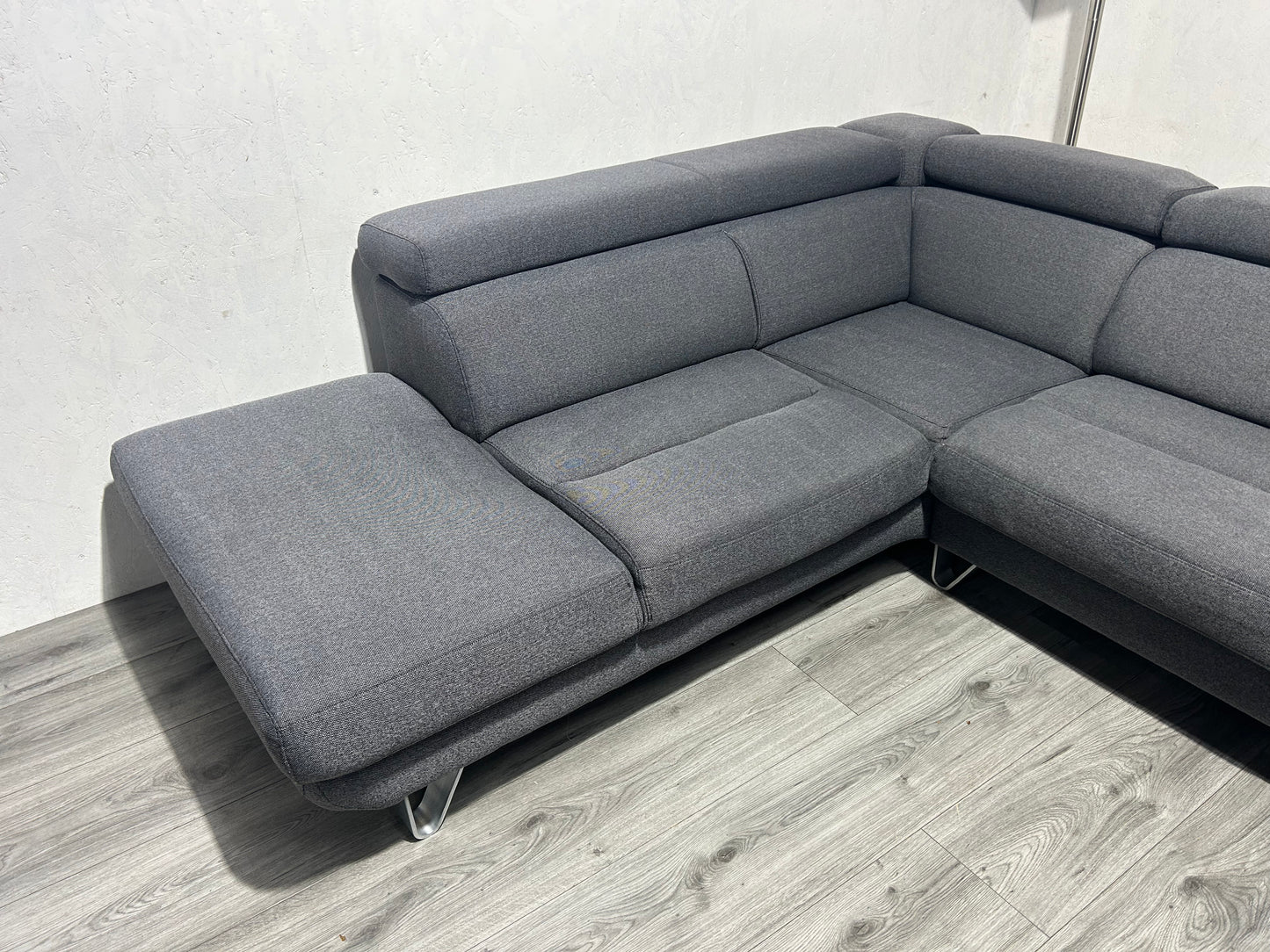 !Showroom Model! H&H Grijze Hoekbank ~ Verstelbare Hoofdsteunen ~ Uitschuifbare Zittingen