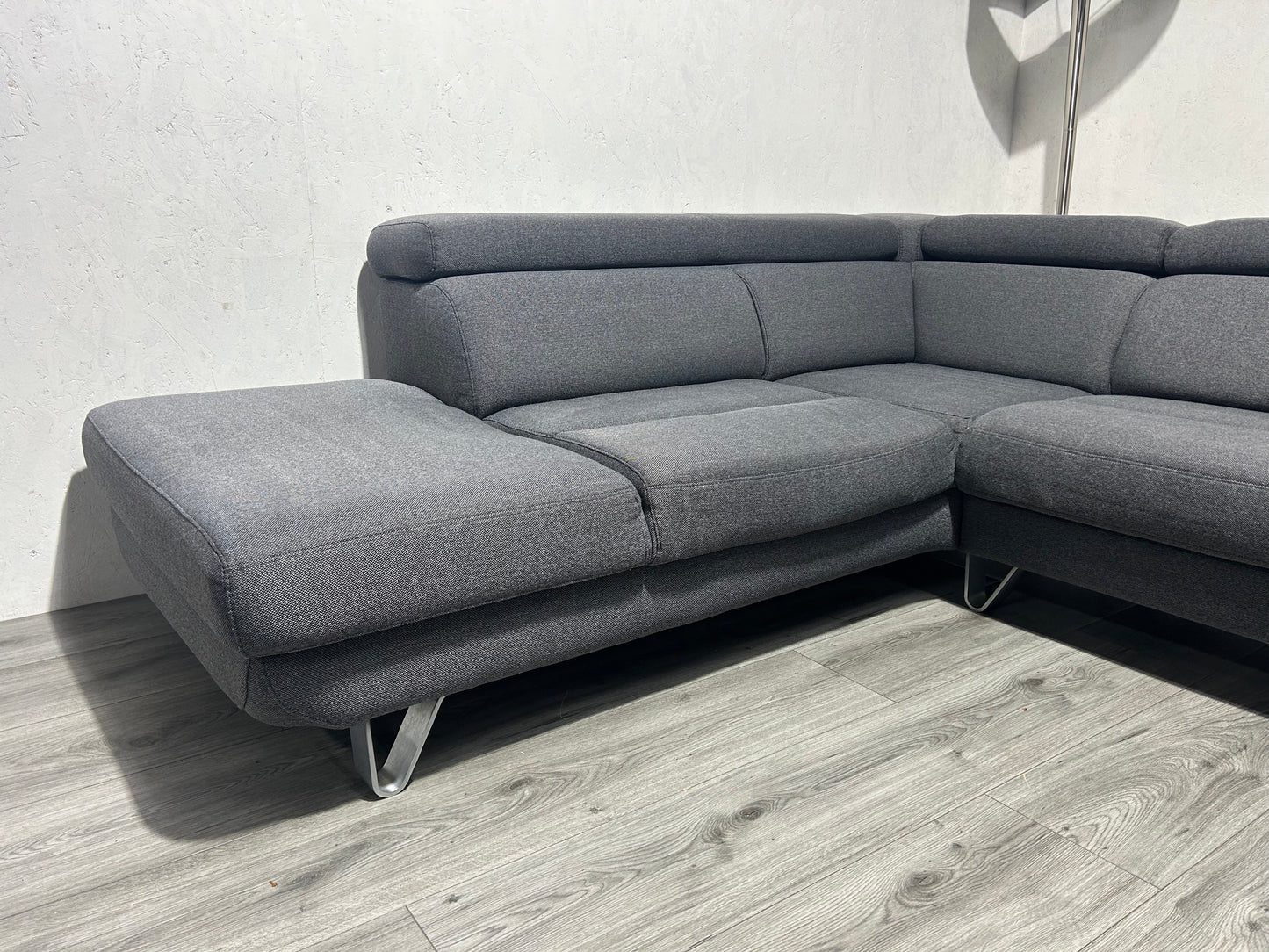 !Showroom Model! H&H Grijze Hoekbank ~ Verstelbare Hoofdsteunen ~ Uitschuifbare Zittingen