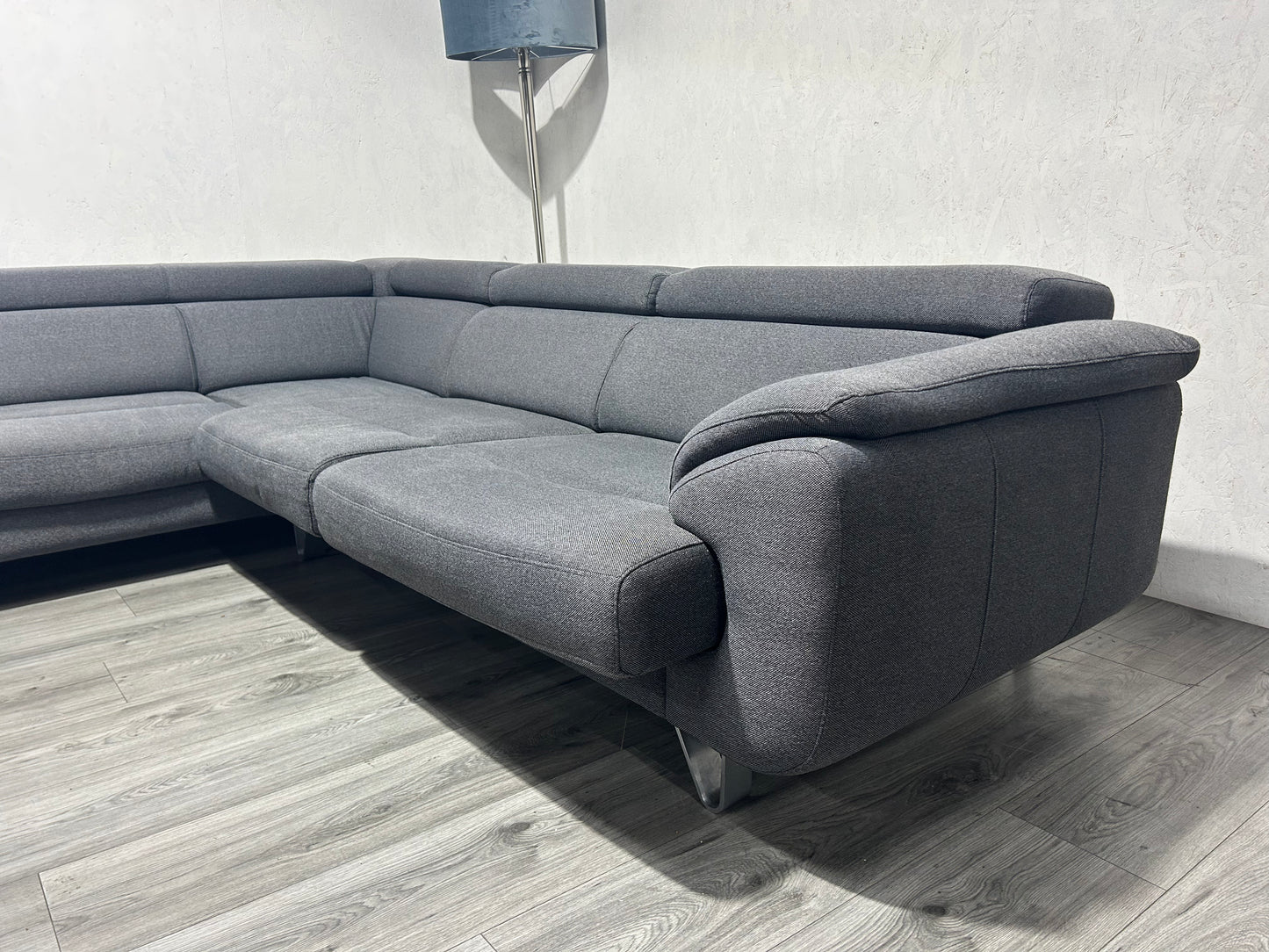 !Showroom Model! H&H Grijze Hoekbank ~ Verstelbare Hoofdsteunen ~ Uitschuifbare Zittingen
