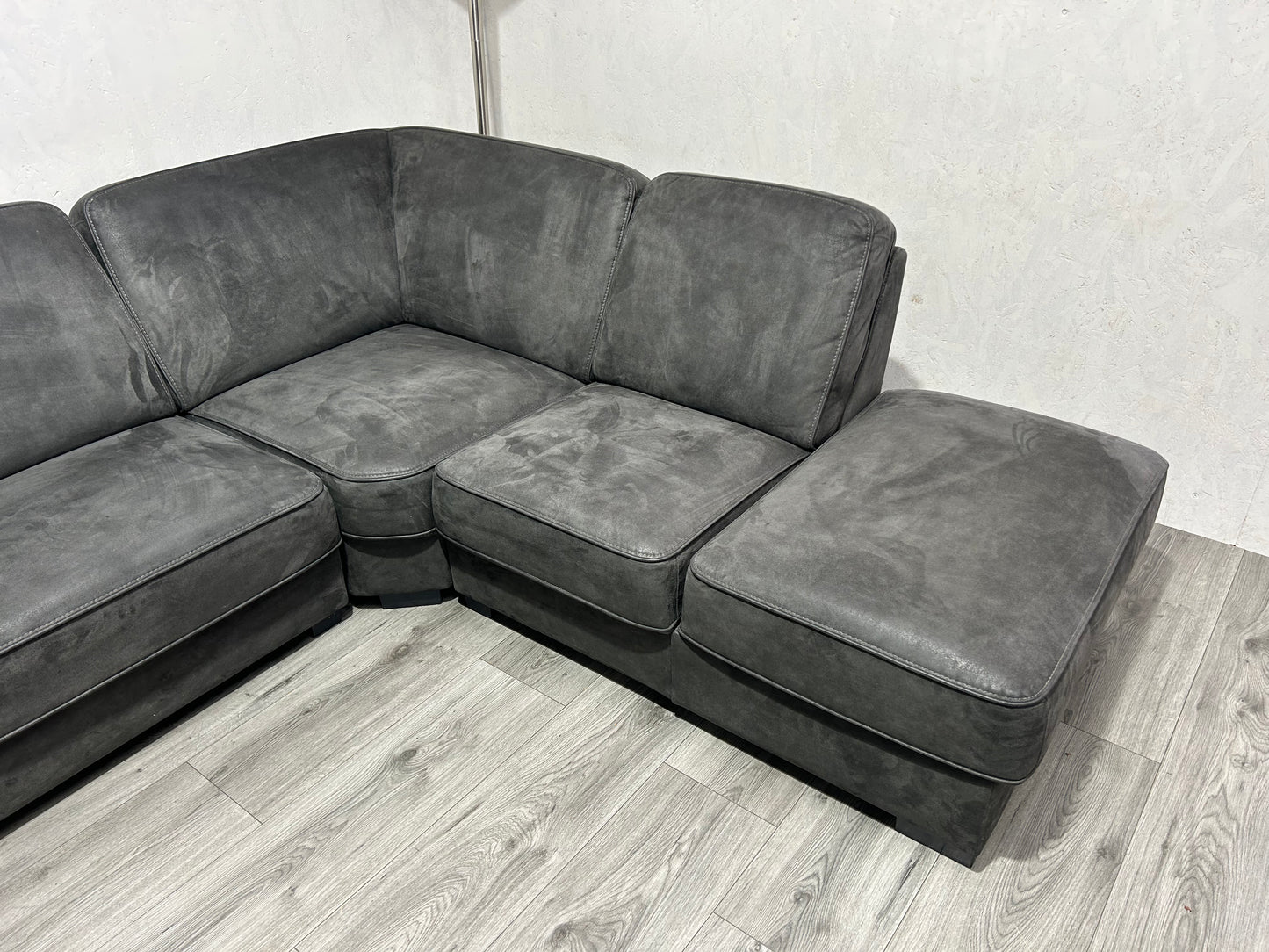 !Showroom Model! Antraciet Suède Lederen U Bank ~  Opbergruimte