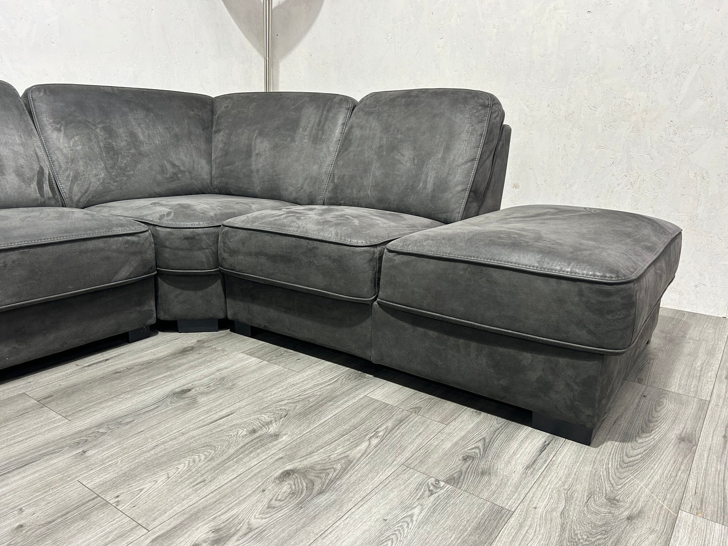 !Showroom Model! Antraciet Suède Lederen U Bank ~  Opbergruimte