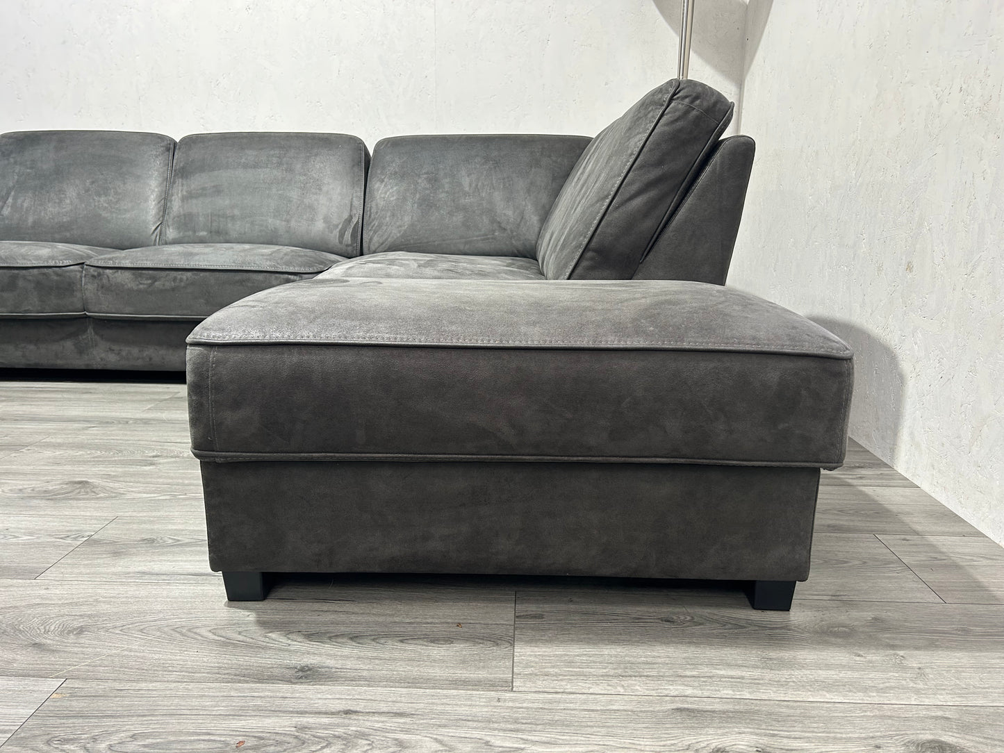 !Showroom Model! Antraciet Suède Lederen U Bank ~  Opbergruimte