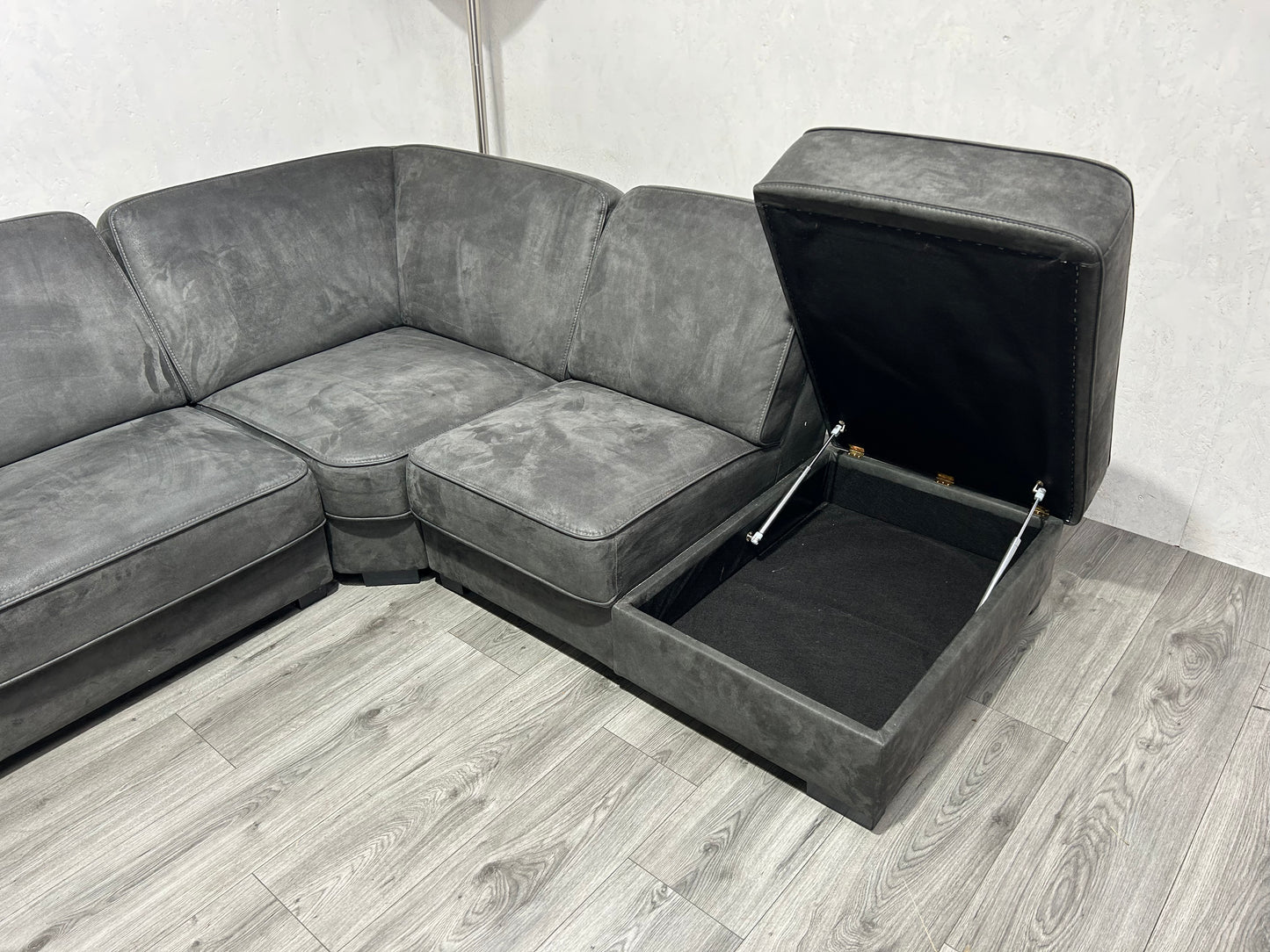 !Showroom Model! Antraciet Suède Lederen U Bank ~  Opbergruimte
